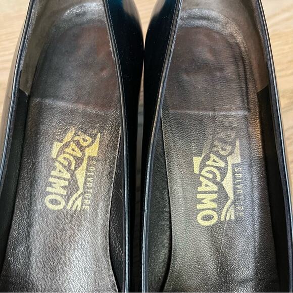 Salvatore Ferragamo Black Leather Pump Metallic Heel Size 8.5 Narrow - Picture 10 of 13